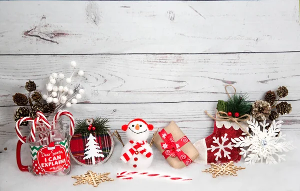 Fondo de Navidad con decoraciones y caja de regalo sobre tabla de madera blanca — Foto de Stock
