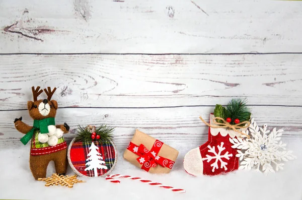 흰색 나무판에 장식과 선물 상자가 있는 크리스마스 배경 — 스톡 사진