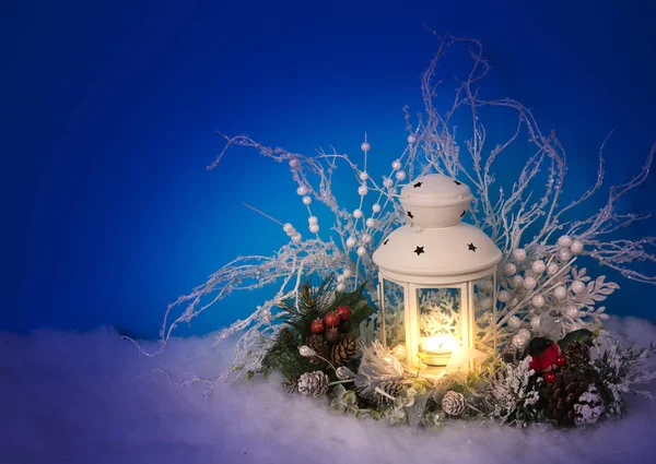 Фонарь канун Рождества и декорации фона — стоковое фото