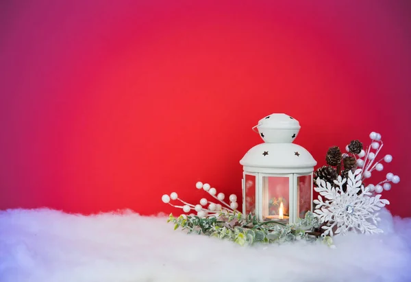 Фонарь канун Рождества и декорации фона — стоковое фото
