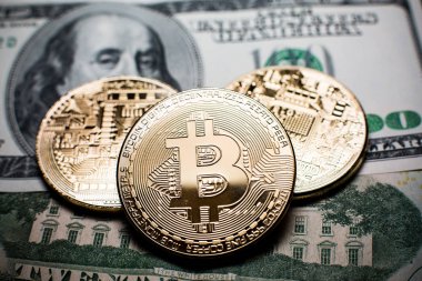 Bitcoin. Altın Bitcoins bir yüz dolarlık banknot üzerinde kapat