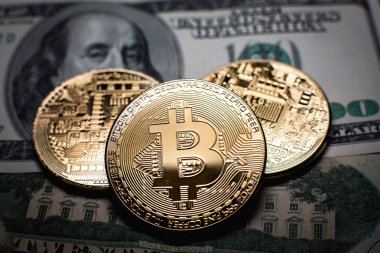 Bitcoin. Altın Bitcoins bir yüz dolarlık banknot üzerinde kapat