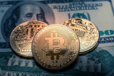 Bitcoin. Altın Bitcoins bir yüz dolarlık banknot üzerinde kapat