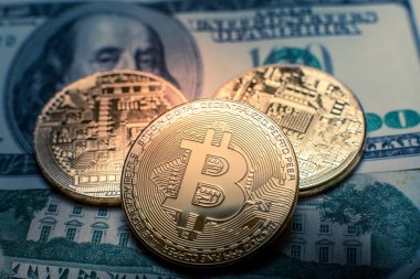 Bitcoin. Altın Bitcoins bir yüz dolarlık banknot üzerinde kapat