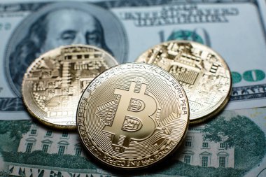 Bitcoin. Altın Bitcoins bir yüz dolarlık banknot üzerinde kapat