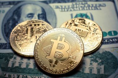 Bitcoin. Altın Bitcoins bir yüz dolarlık banknot üzerinde kapat