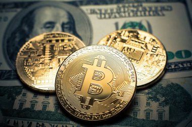 Bitcoin. Altın Bitcoins bir yüz dolarlık banknot üzerinde kapat