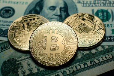 Bitcoin. Altın Bitcoins bir yüz dolarlık banknot üzerinde kapat