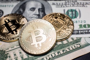 Bitcoin. Altın Bitcoins bir yüz dolarlık banknot üzerinde kapat