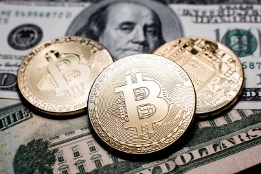 Bitcoin. Altın Bitcoins bir yüz dolarlık banknot üzerinde kapat