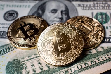 Bitcoin. Altın Bitcoins bir yüz dolarlık banknot üzerinde kapat
