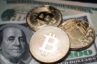 Bitcoin. Altın Bitcoins bir yüz dolarlık banknot üzerinde kapat