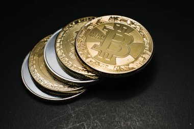 Bitcoin. Altın Bitcoins bir yüz dolarlık banknot üzerinde kapat