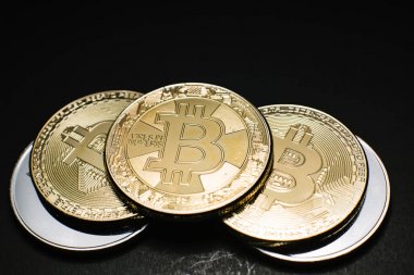 Bitcoin. Altın Bitcoins bir yüz dolarlık banknot üzerinde kapat