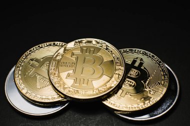Bitcoin. Altın Bitcoins bir yüz dolarlık banknot üzerinde kapat