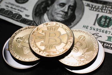 Bitcoin. Altın Bitcoins bir yüz dolarlık banknot üzerinde kapat