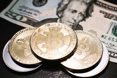 Bitcoin. Altın Bitcoins bir yüz dolarlık banknot üzerinde kapat