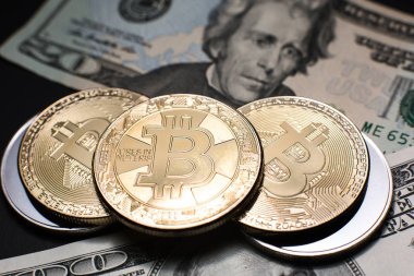Bitcoin. Altın Bitcoins bir yüz dolarlık banknot üzerinde kapat