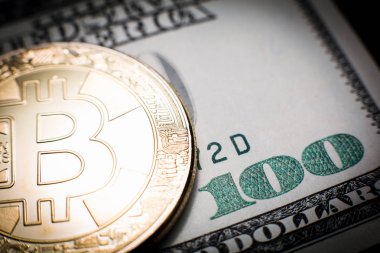 Bitcoin. Altın Bitcoins bir yüz dolarlık banknot üzerinde kapat