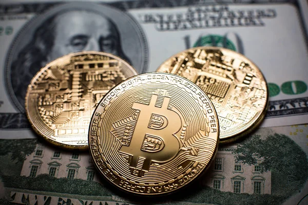 Bitcoin. Altın Bitcoins bir yüz dolarlık banknot üzerinde kapat