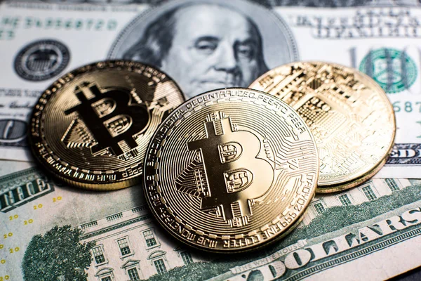 Bitcoin. Zlaté bitcoiny na sto dolarovou bankovku zblízka — Stock fotografie