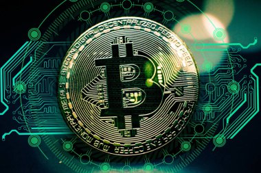 Bitcoin ve Ethereum. Sanal elektronik dijital para. Benjamin Franklin portresi altın bitcoin ve gümüş ethereum ile yüz dolarlık banknot üzerinde kapat