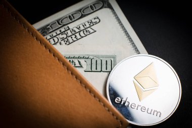 Bitcoin ve Ethereum. Sanal elektronik dijital para. Benjamin Franklin portresi altın bitcoin ve gümüş ethereum ile yüz dolarlık banknot üzerinde kapat