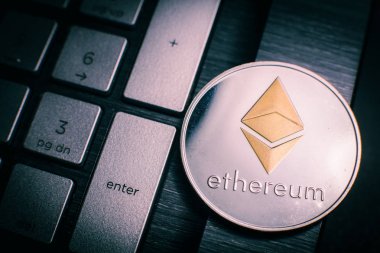 Bitcoin ve Ethereum. Sanal elektronik dijital para. Benjamin Franklin portresi altın bitcoin ve gümüş ethereum ile yüz dolarlık banknot üzerinde kapat