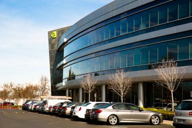 Santa Clara, Ca - 1 Şubat 2018: NVIDIA Corp, lider yapay zeka bilgisayar, Gpu, mucidi Tesla Quadro Geforce ekran kartı 3d oyun 3d görme gücü. Bina closeup ve logosu