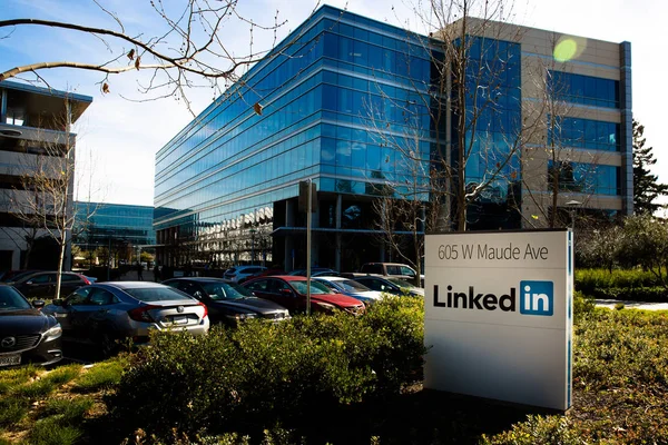 Саннивейл, Калифорния, США - 1 февраля 2018 года: Строительство офиса LinkedIn Corporation . — стоковое фото