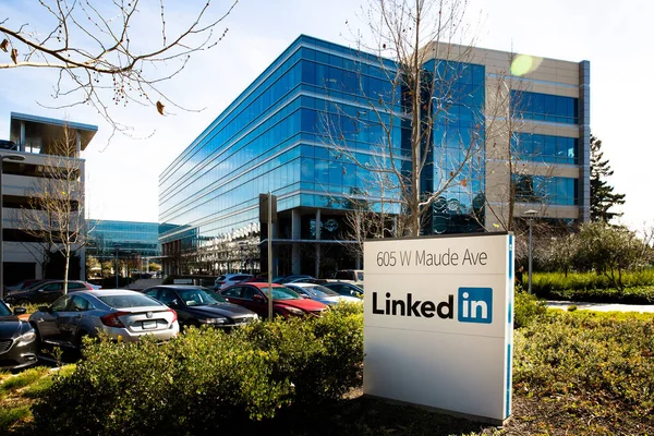Саннивейл, Калифорния, США - 1 февраля 2018 года: Строительство офиса LinkedIn Corporation . — стоковое фото