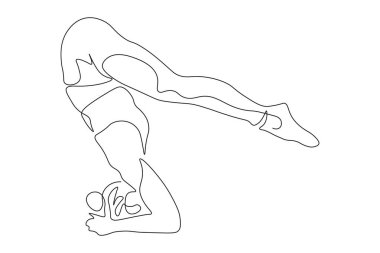 Yoga pozu veren esnek bir kadın.