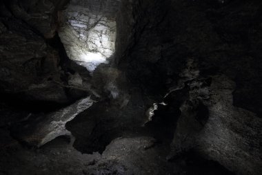 Yeraltı dokusu, mağarada kaya kristali, karanlıkta ışık.