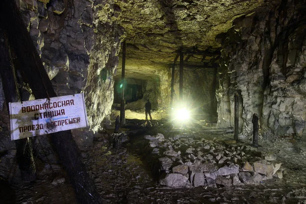 Benimkini, yeraltını, alçıtaşını terk ettim.