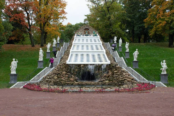 Wasserfall Einem Grünen Park — Stockfoto