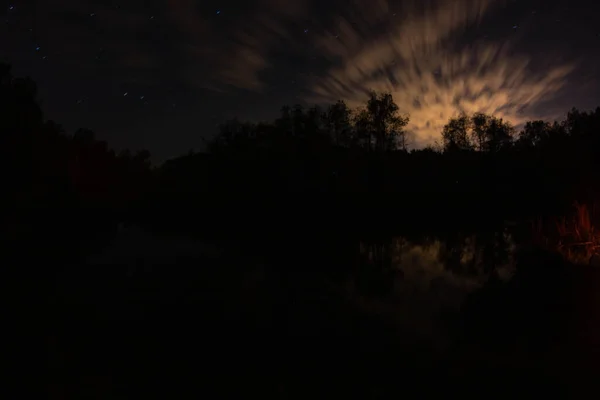 Έναστρος Νυχτερινός Ουρανός Και Ποτάμι — Φωτογραφία Αρχείου