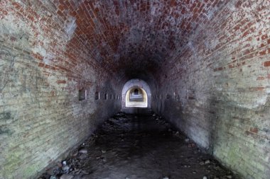 Terk edilmiş bir sığınağın tünelleri