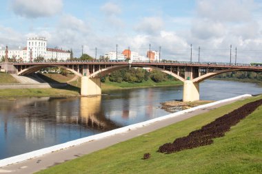 Köprünün iki kıyıyı birbirine bağlayan panoraması