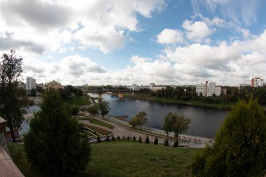 Parkın ve nehrin manzarası yükseklikten