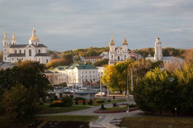 Batan güneşin altında kilisenin panoraması