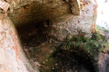 Terk edilmiş bir şatonun yeraltı mezarları