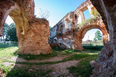 Terk edilmiş bir kalenin kalıntıları.