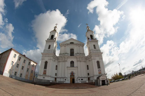 Красивая Белая Церковь Поднимается Небо — стоковое фото