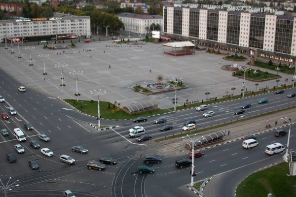 Çatıdan Şehrin Akşam Sokaklarına Kadar Manzara — Stok fotoğraf