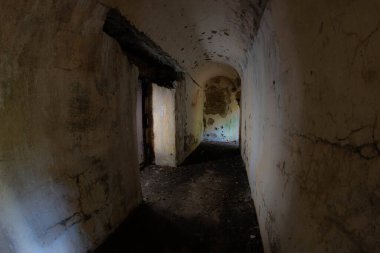Terk edilmiş bir sığınağın tünelleri