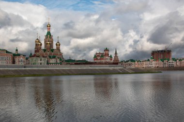 Şehirde dekoratif sahte kaleler