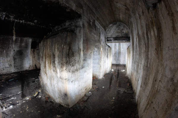 Terk edilmiş bir sığınağın tünelleri