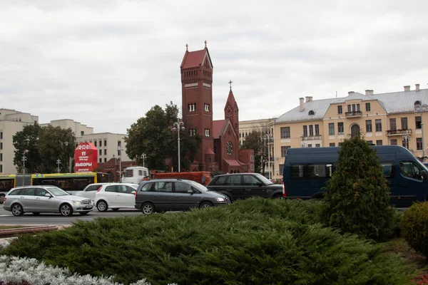 红色的教堂和城市街道 — 图库照片