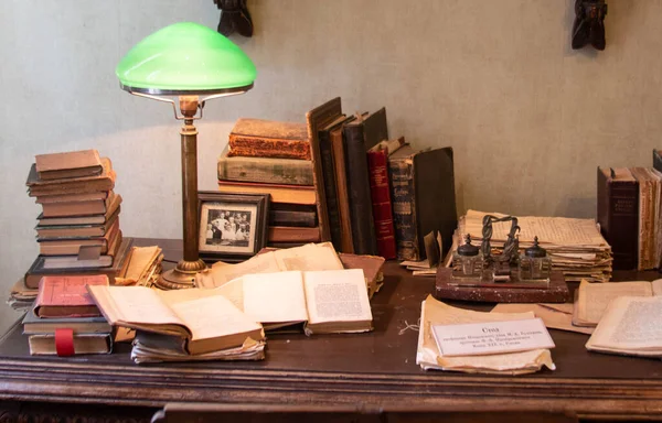 Skrivbord Med Lampa Och Böcker — Stockfoto