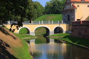 Belarus 'ta hendeği olan eski bir kale